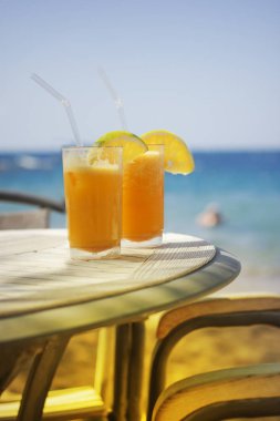 lezzetli portakal suyu Plajı'nda tablo üzerinde iki bardak