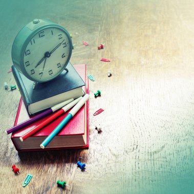 ahşap tablo üzerinde saatler, kitaplar ve farklı okul portre görünümünü sağlar