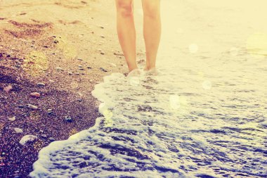 kadın çıplak ayak düşük açılı görünümü Kum Plajı üzerinde