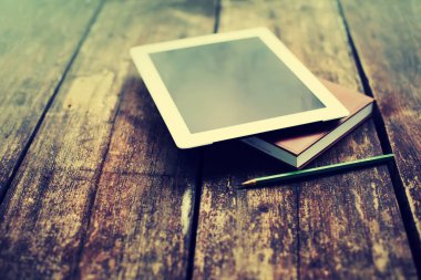 closeup görünümünü dijital tablet ve ahşap masanın üzerinde yatan dizüstü bilgisayarlar