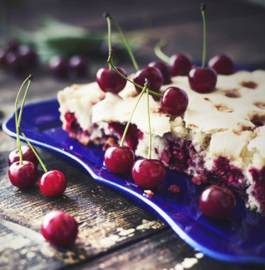 İştah açıcı kiraz pasta ahşap arka plan üzerinde