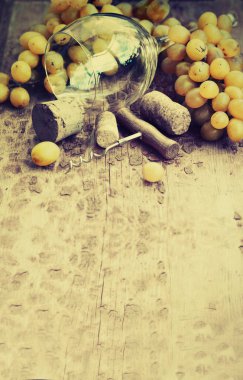 bardağı, üzüm ve ahşap masa tarihinde mantarlar