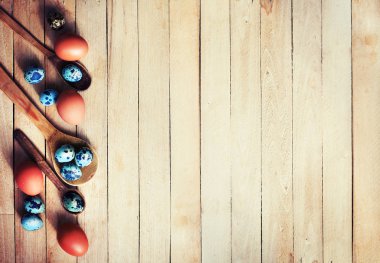 ahşap zemin üzerine kaşık Paskalya yumurta yükseltilmiş görünümü