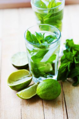 taze ev yapımı mojito cam closeup görünümünü ahşap tablo 