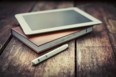 closeup görünümünü dijital tablet ve ahşap masanın üzerinde yatan dizüstü bilgisayarlar