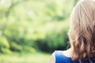 Dikiz doğaya karşı sarışın kadının arka plan bulanık