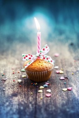 cupcake mum ve ahşap arka plan üzerinde renkli dekorasyon ile yakından görmek