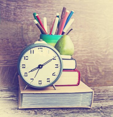 Bütün Konfit armut kitaplar, işaretleri ve masa saati 