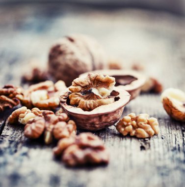 Ceviz ahşap arka plan üzerinde Close-up