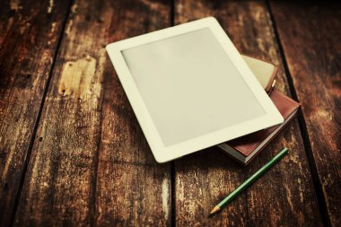 closeup görünümünü dijital tablet ve ahşap masanın üzerinde yatan dizüstü bilgisayarlar