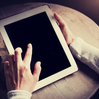 Dijital tablet masada holding erkek eller