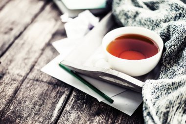 fincan sıcak çay ve eşarp ahşap yüzey üzerinde