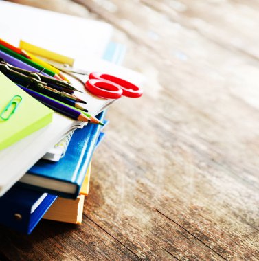 çeşitli çok renkli çizim öğeleri ve yıpranmış ahşap arka plan için makaslar