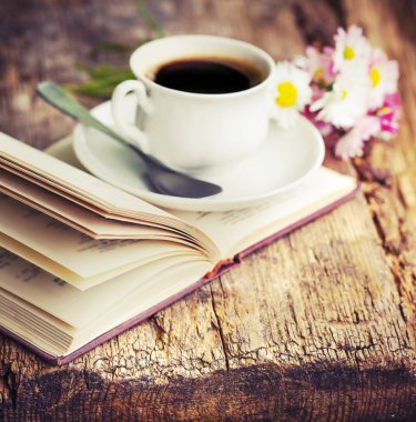 kahve fincanı çiçek ve ahşap masa kitap closeup görünümü