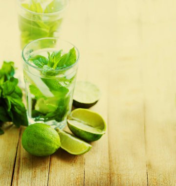 taze ev yapımı mojito cam closeup görünümünü ahşap tablo 