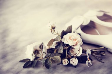 vintage ayakkabılar ve çiçekler closeup görünümü