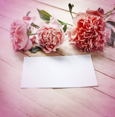 Ahşap arka plan üzerinde kopya alanı ile yumuşak peonies