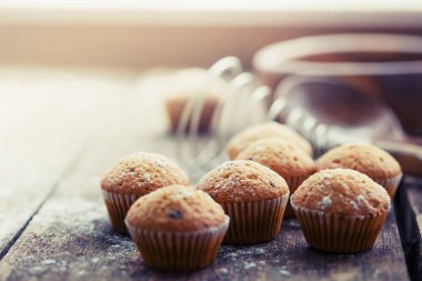 Ahşap masa üzerinde kek pişmiş apetisant