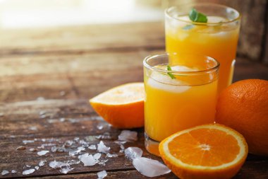 Ahşap zemin üzerine portakal ile portakal suyu