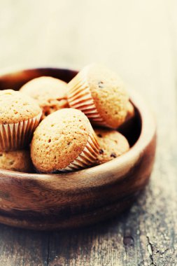 Ahşap masa üzerinde bir kapta iştah açıcı cupcakes