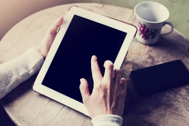 Dijital tablet masada holding erkek eller