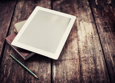 closeup görünümünü dijital tablet ve ahşap masanın üzerinde yatan dizüstü bilgisayarlar