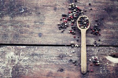 tahta kaşık ve lezzet tablo üzerinde yığını closeup görünümü 