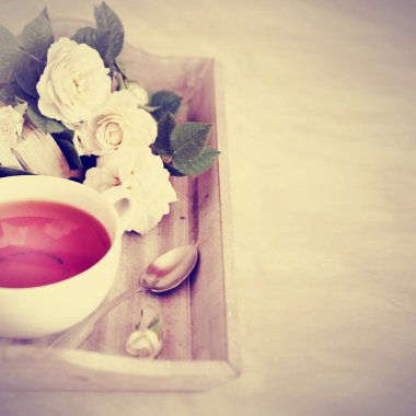 Beyaz çiçekler ve vintage renk ahşap tahta kaşık çay