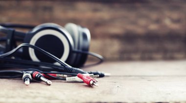 ahşap masa üzerinde telleri ile büyük kulaklıklar