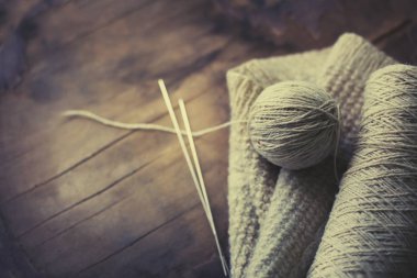 örgü iğne ve iplik ahşap masa üzerinde closeup görünümü