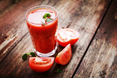 Domates suyu ile ahşap arka plan domates