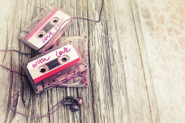 Kleurrijke Cassettes Met Koptelefoon Houten Achtergrond — Stockfoto