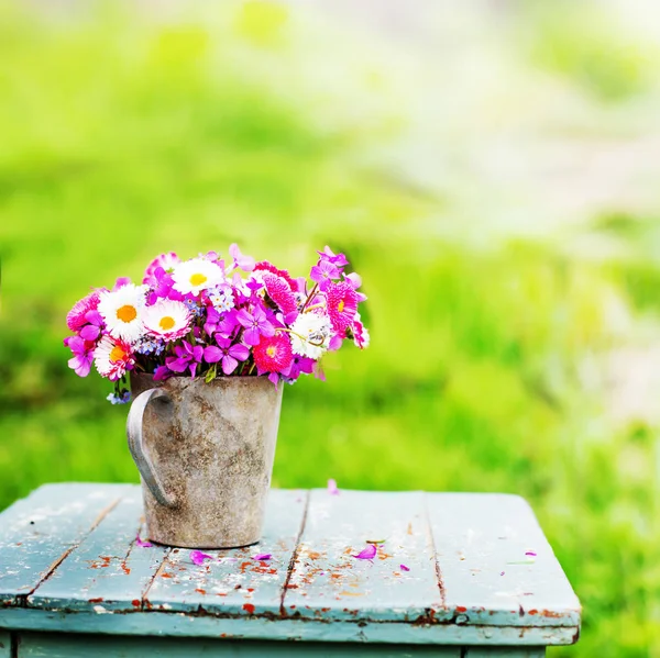 Strauß Bunter Frischer Wildblumen Metallkanne Auf Rustikalem Holzhocker Freien — Stockfoto