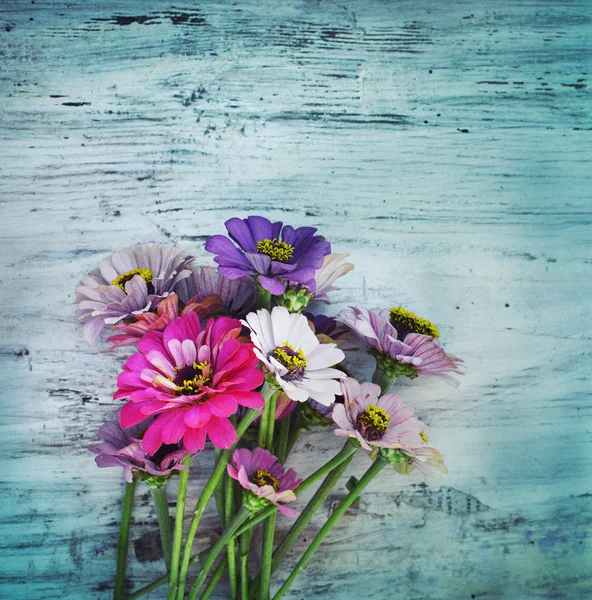 Helder Veld Bloemen Houten Rustiek Oppervlak — Stockfoto