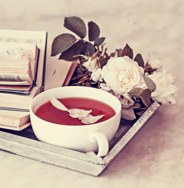 Крупный План Чашки Свежего Чая Книгами Розой — стоковое фото