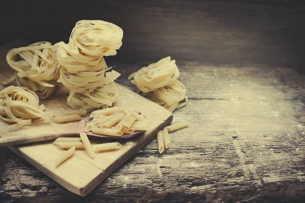 Fettucinreir Med Makaroni Trebakgrunn – stockfoto