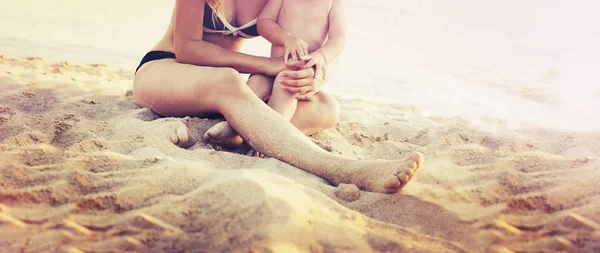 Abgeschnittenes Bild Von Mutter Und Sohn Die Sich Strand Entspannen — Stockfoto