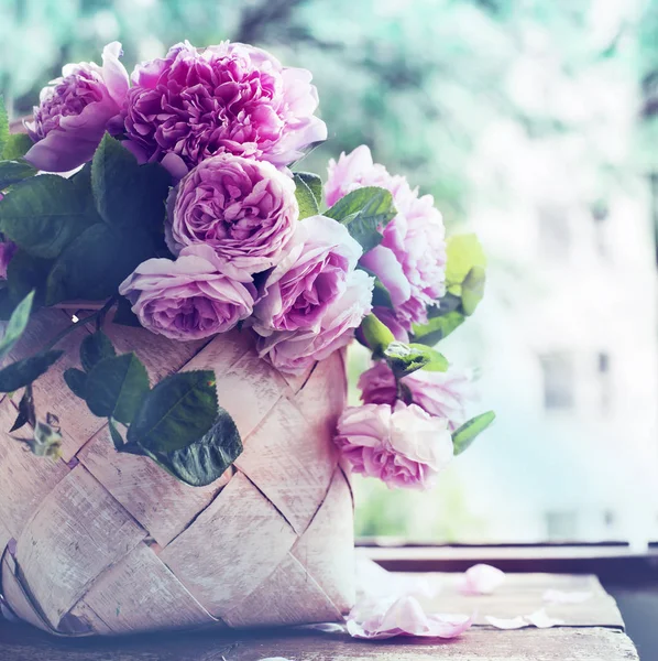 Pivoines Fraîches Avec Des Feuilles Dans Panier Sur Table Bois — Photo