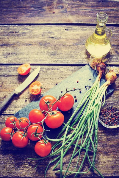 Branche Appétissante Tomates Sur Table Bois — Photo