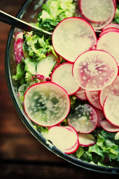 Aptitretande Rädisor Sallad Skål Trä Bakgrund — Stockfoto