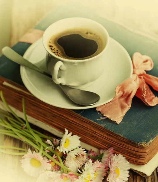 Lekker Kopje Koffie Bloemen Boeken Houten Achtergrond — Stockfoto