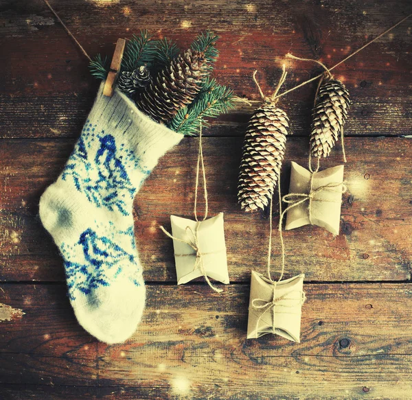 木製の背景ロープにぶら下がってビンテージ スタイルのクリスマス靴下装飾のクローズ アップ ビュー — ストック写真