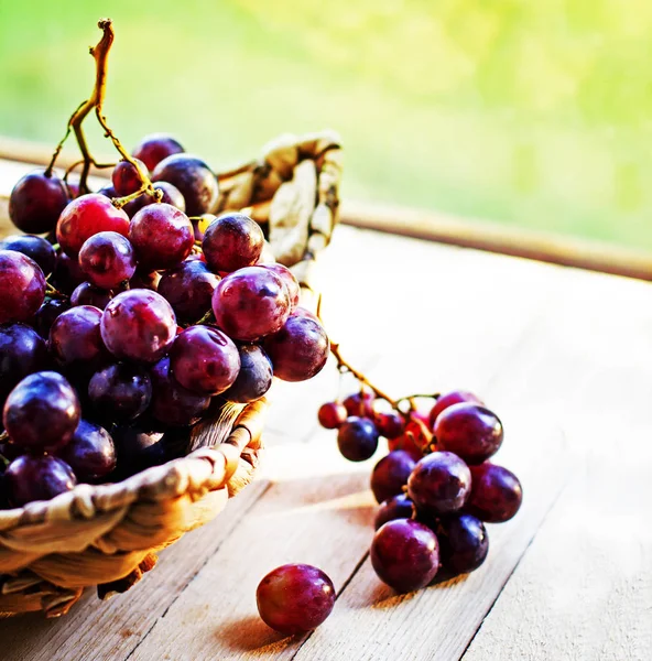 Uvas Frescas Cesta Sobre Mesa Madera — Foto de Stock