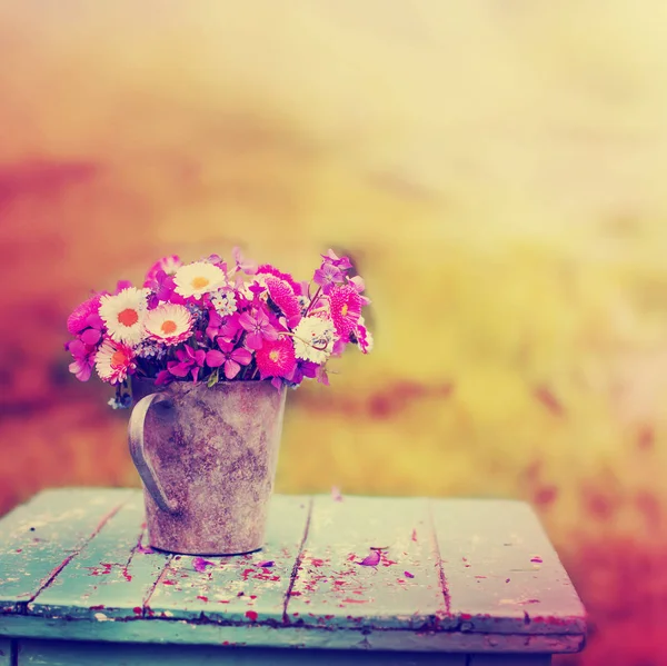테이블에 용기에 다채로운 신선한 꽃다발 — 스톡 사진