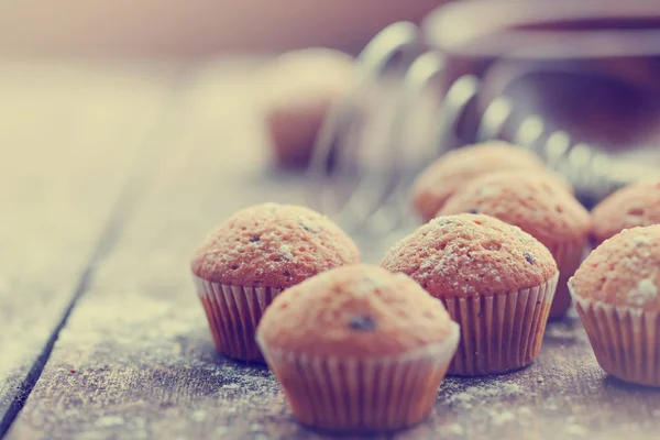 Aptitretande Bakade Cupcakes Träbord — Stockfoto