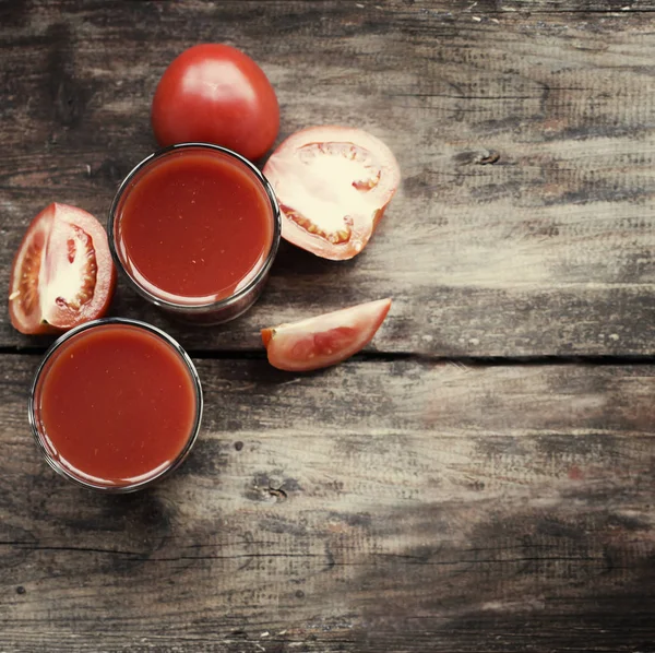 Suco Tomate Com Tomates Fundo Madeira — Fotografia de Stock