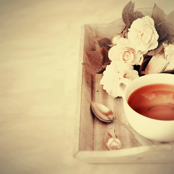一杯茶 白色花朵和勺子在木木板上的复古色彩 — 图库照片