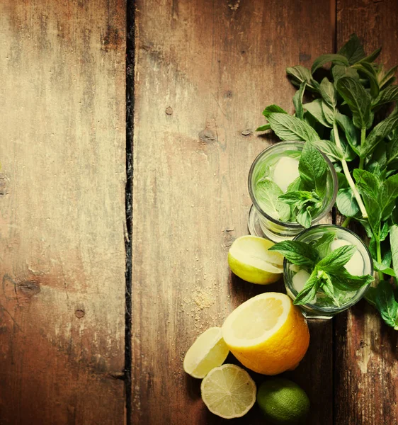 Coquetéis Mojito Com Decoração Mesa Madeira — Fotografia de Stock