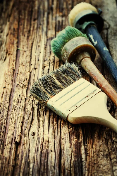 Close Beeld Van Verschillende Borstels Houten Tafel — Stockfoto