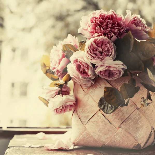 新鲜牡丹与叶子在篮子在木桌上 — 图库照片